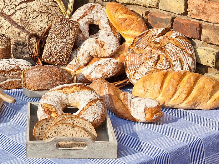 Brote und Brötchen auf einem Tisch im Kornfeld