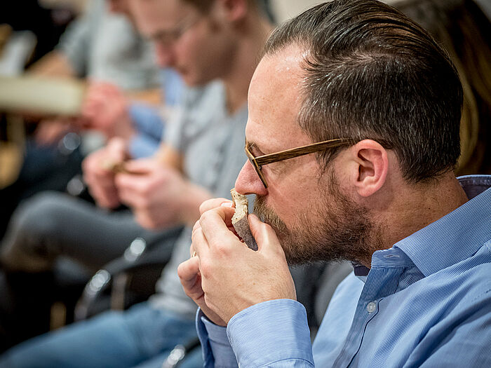 Brotsommelier prüfen Brot