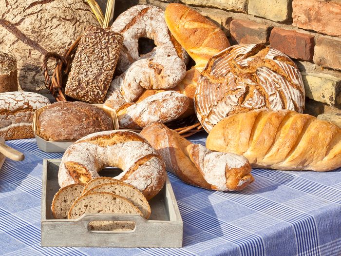 Brote und Brötchen auf einem Tisch im Kornfeld