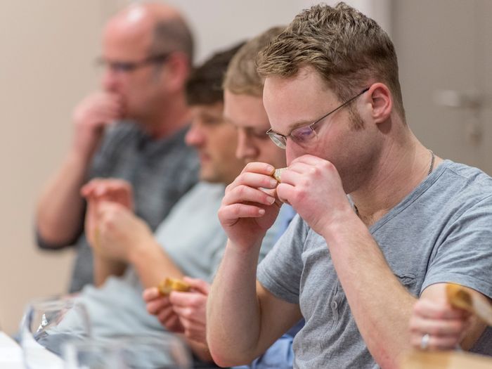 Brotsommelier beim testen des Brotes